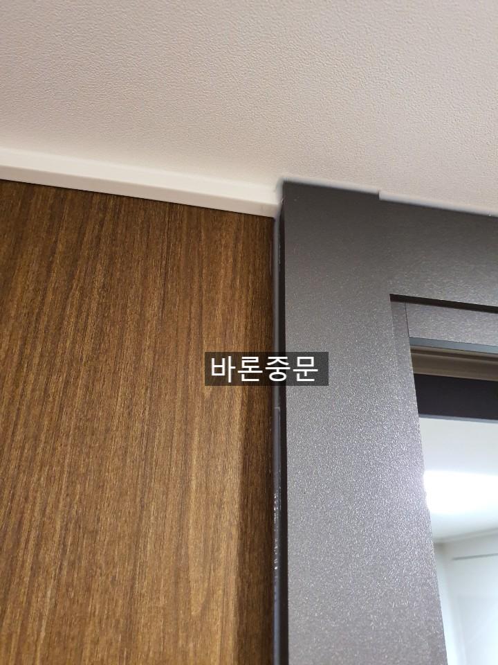 벽면과 도어 프레임 사이의 코너 보드 마감