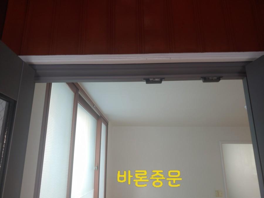 실내 상부 벽면과 창호가 보이는 전체적인 모습