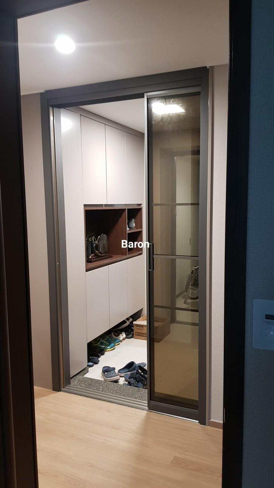 리폼된 신발장과 중문이 맞물린 모습