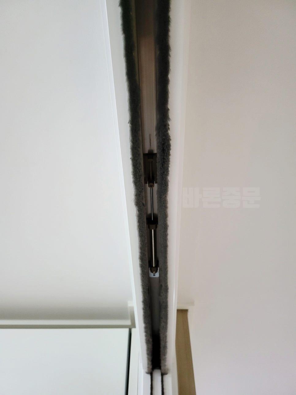 문 틈새에 설치된 검은색 모헤어 씰링