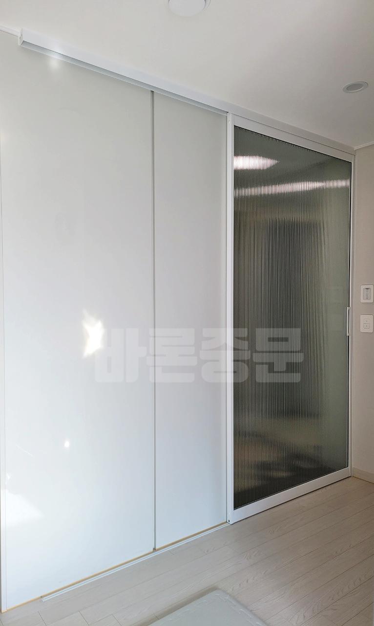 블라인드 유리가 적용된 화이트 수납장