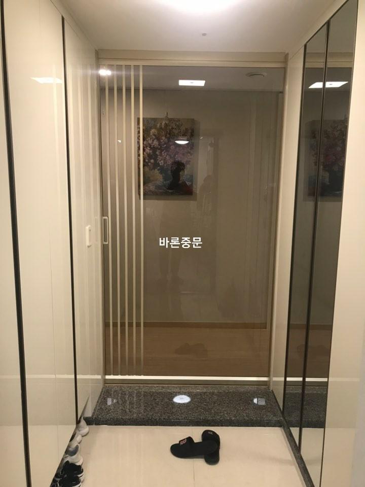샴페인골드 중문으로 완성된 현관의 모습