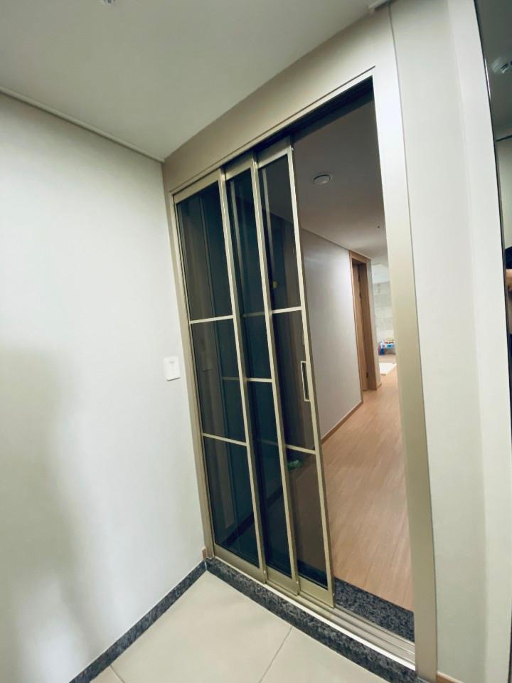 복도에서 바라본 금속 프레임 중문의 측면