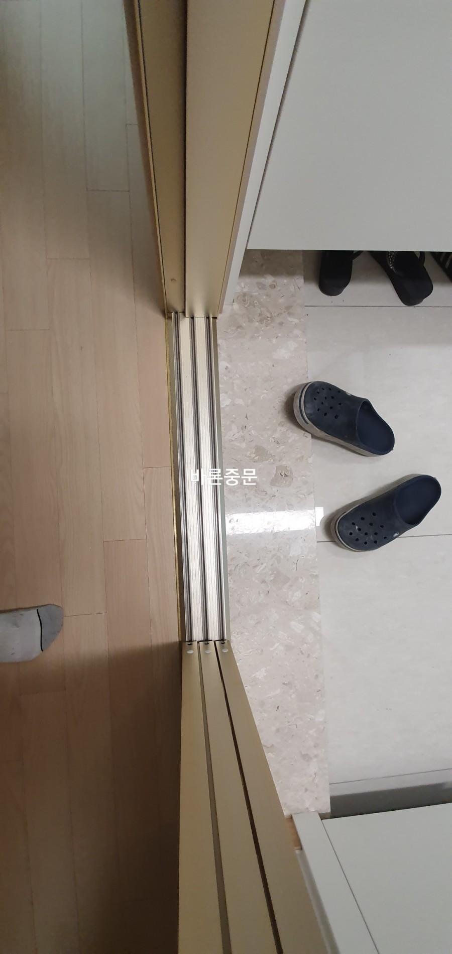 타일과 마루 경계에 설치된 하부 금속 레일
