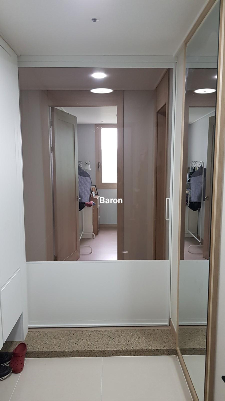 화이트와 베이지 톤으로 정돈된 복도 전경