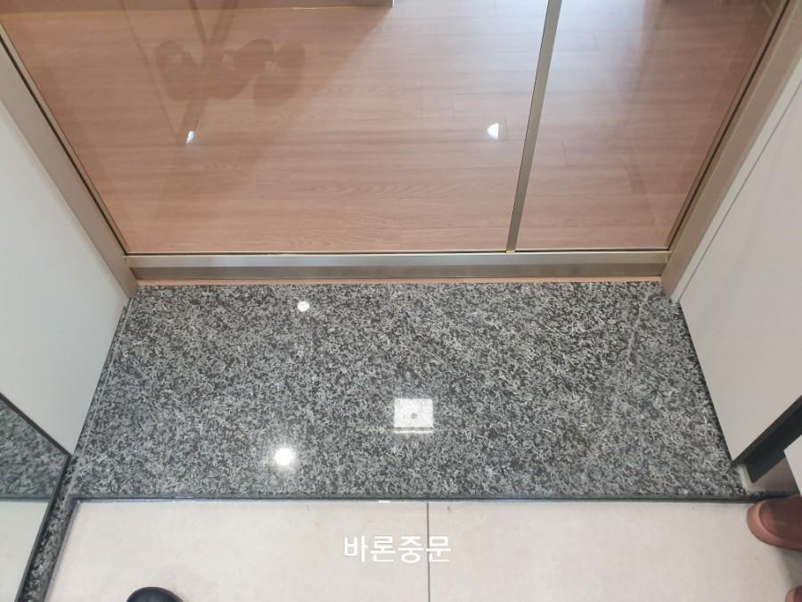 그레이 타일과 목재 상판의 디테일