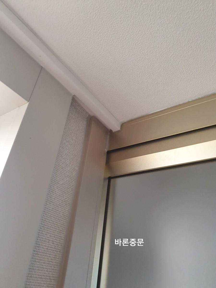 천장과 프레임 접합부의 근접 마감 상태