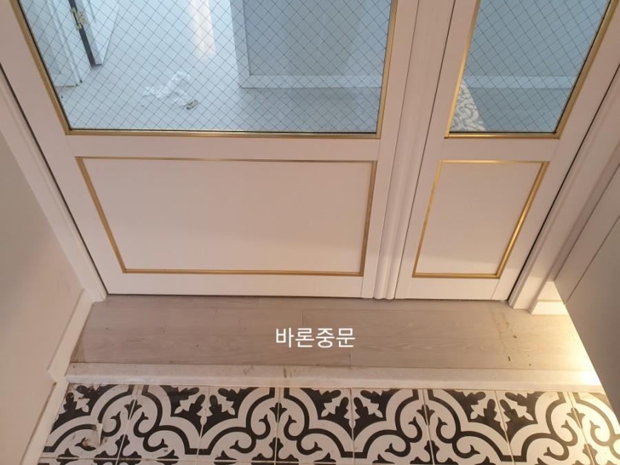 설치 과정 중인 현관의 세부 모습