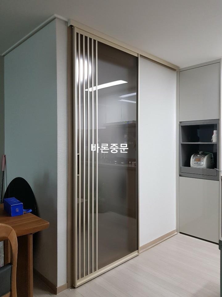 브론즈샤틴 유리와 부분간살 띠장이 적용된 마감 상태