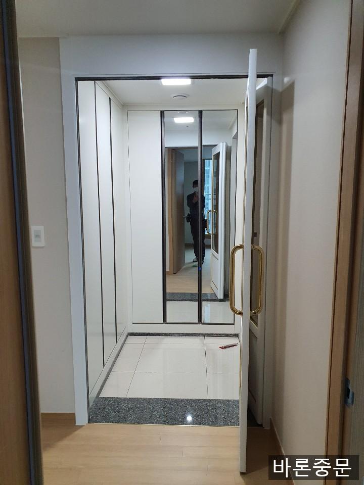 복도에서 바라본 투명 유리 중문의 개방감