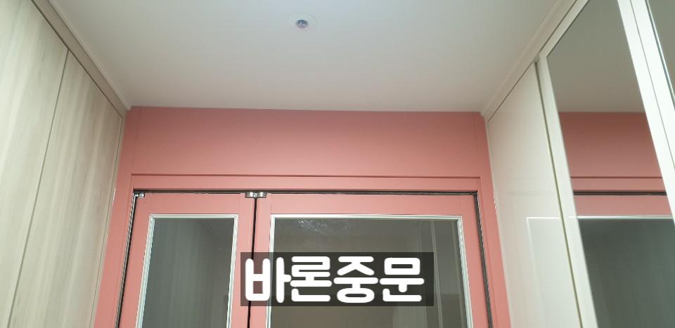 시공 전 유리 패널 도어와 천장 센서 장치 모습