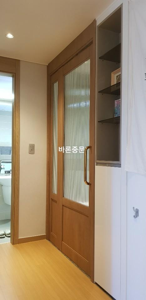 도어 프레임과 모루유리 패널의 근접 모습