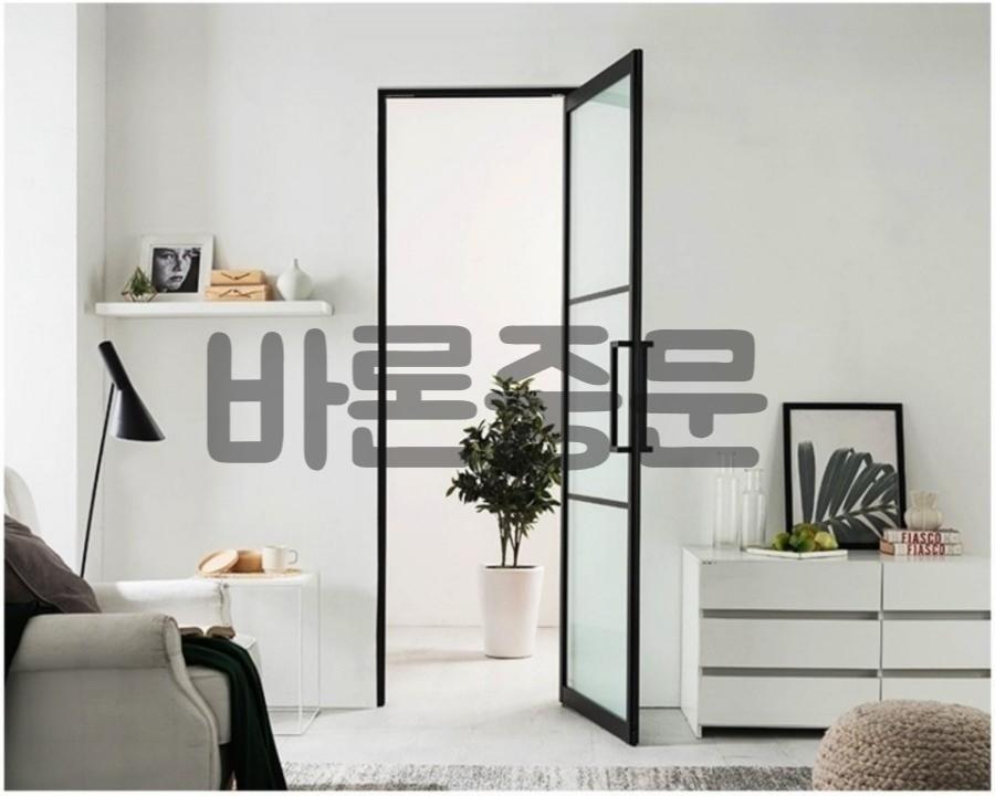 흰색 배경에 포인트를 준 블랙 프레임 유리문