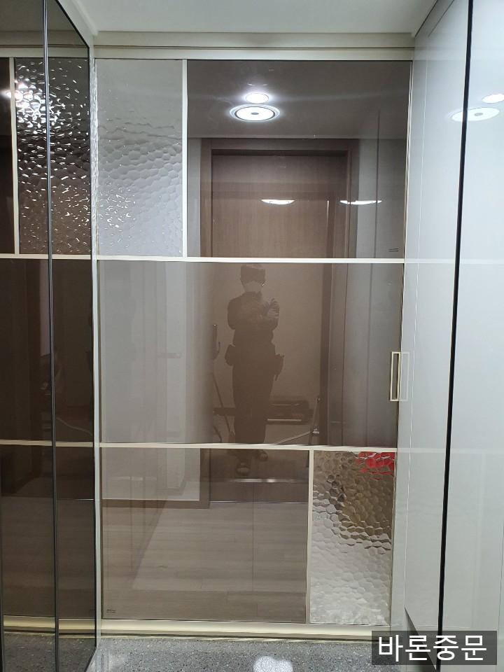 텍스처 패턴 유리가 적용된 복도 쪽 도어
