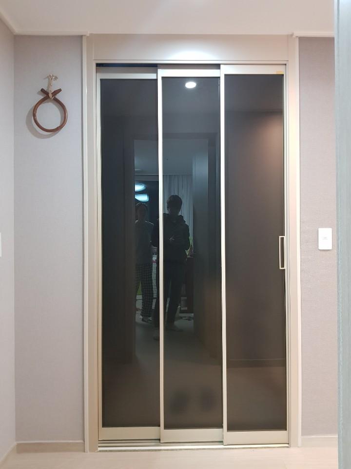 도어 프레임과 유리 패널의 접합부 근접 모습