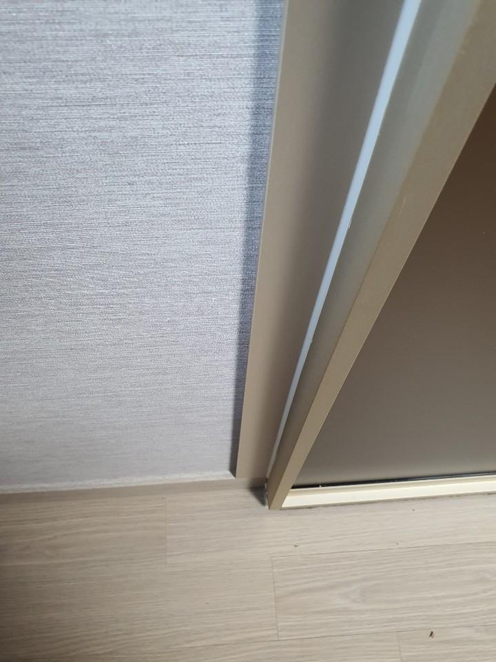 문틀 하단과 바닥재가 밀착된 마감 상세