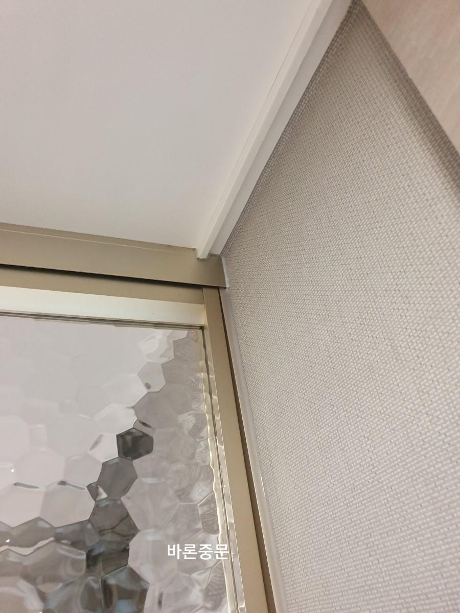 벽면과 도어 유리 패널의 접합부 근접 샷