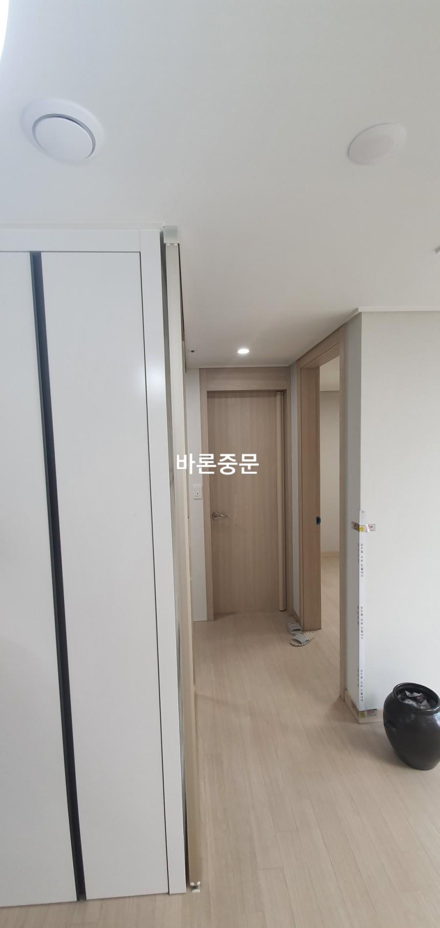 베이지색 문이 설치된 복도 전경