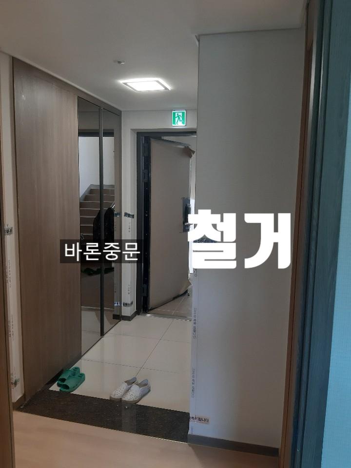 가벽 철거 전의 기본 현관 모습