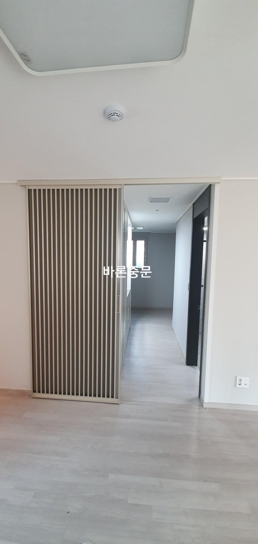 주변 도어 및 벽면과 조화를 확인하는 모습