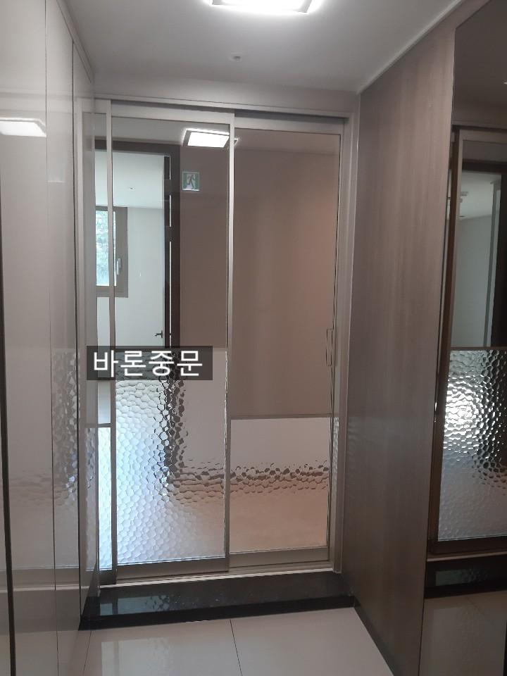 설치가 완료된 슬라이딩 도어와 목재 패널 마감