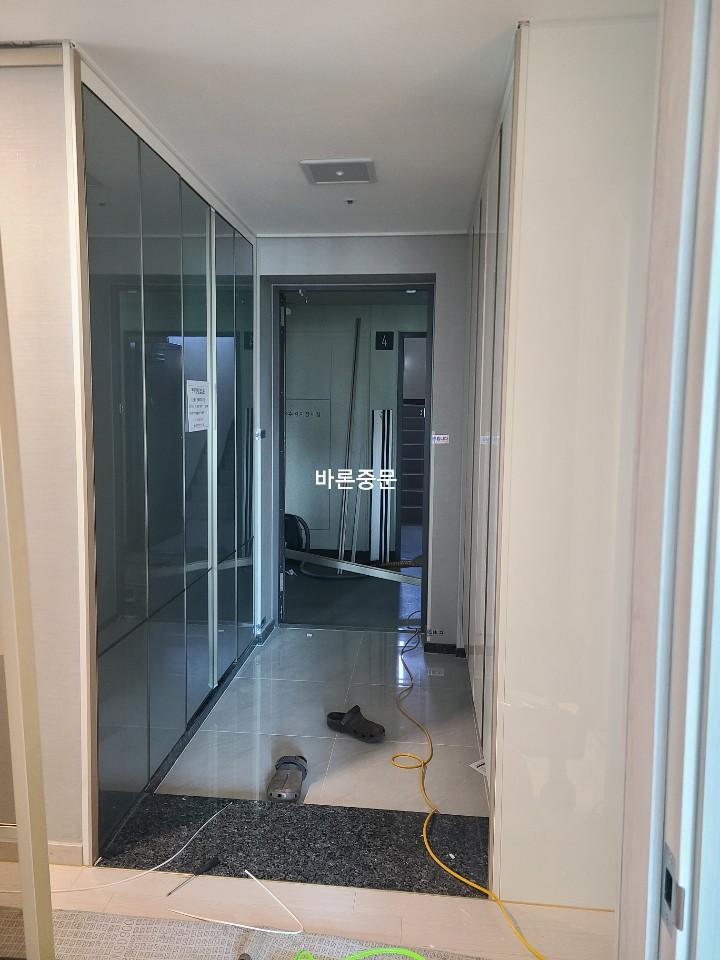 도어 프레임의 수평과 수직을 맞추는 작업 과정