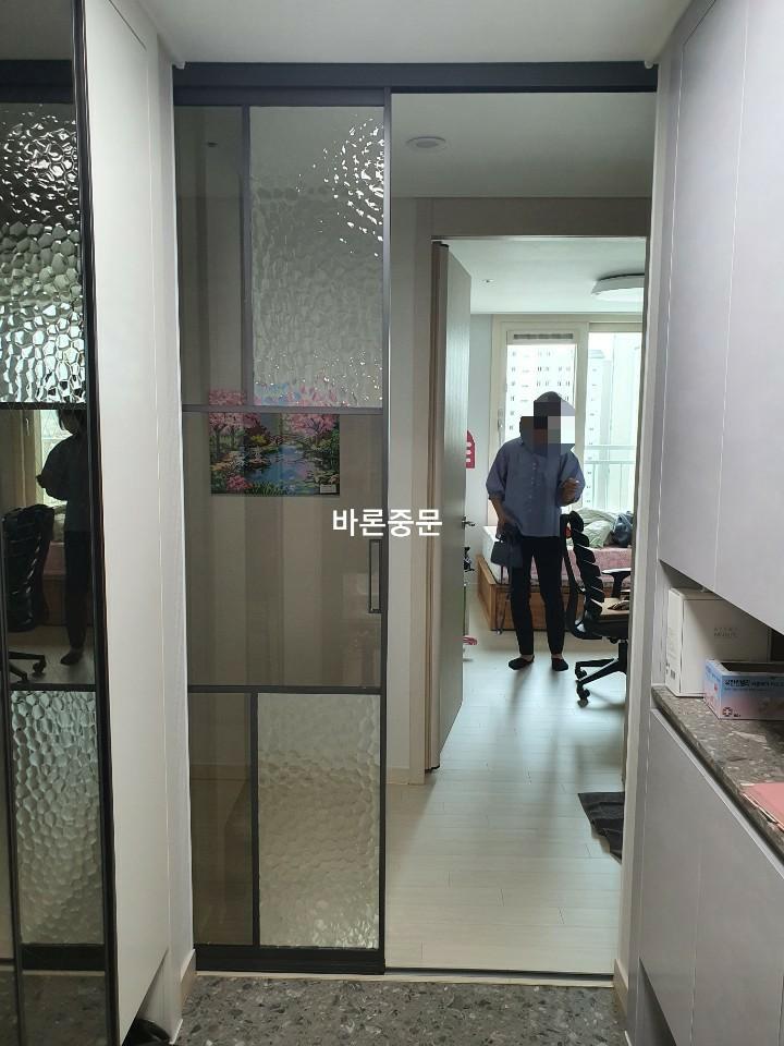 유리 도어 프레임이 배치되기 시작한 모습