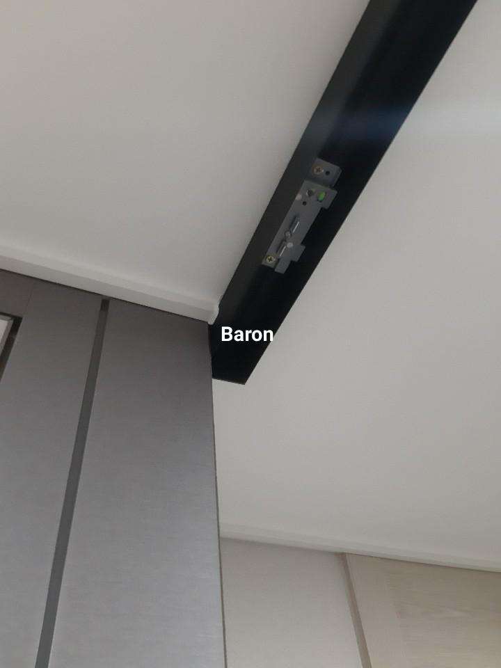 Baron 텍스트가 보이는 도어 레일 접합부 근접 샷