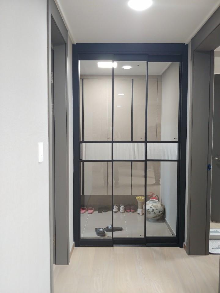 블랙 프레임으로 완성한 세련된 현관 무드