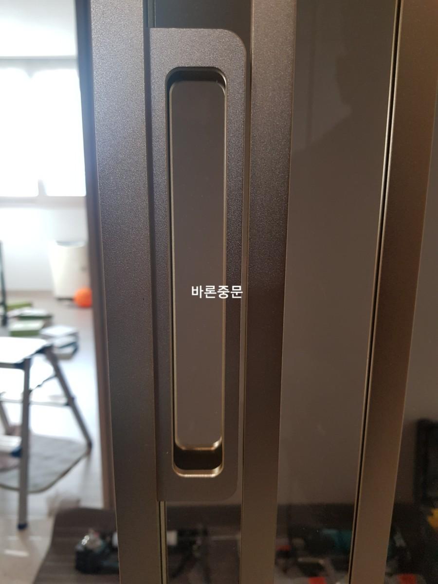 알루미늄 재질로 제작된 도어 손잡이 근접샷