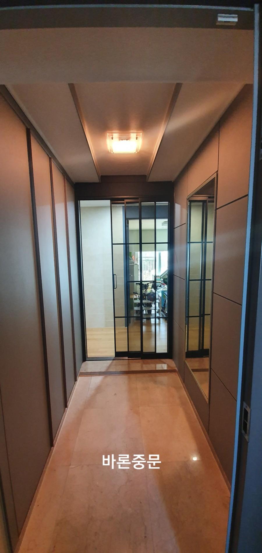 베이지색 패널 벽면에 프레임을 설치하는 과정