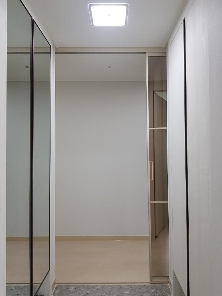 복도 천장 조명과 수납장 위치를 확인하는 과정