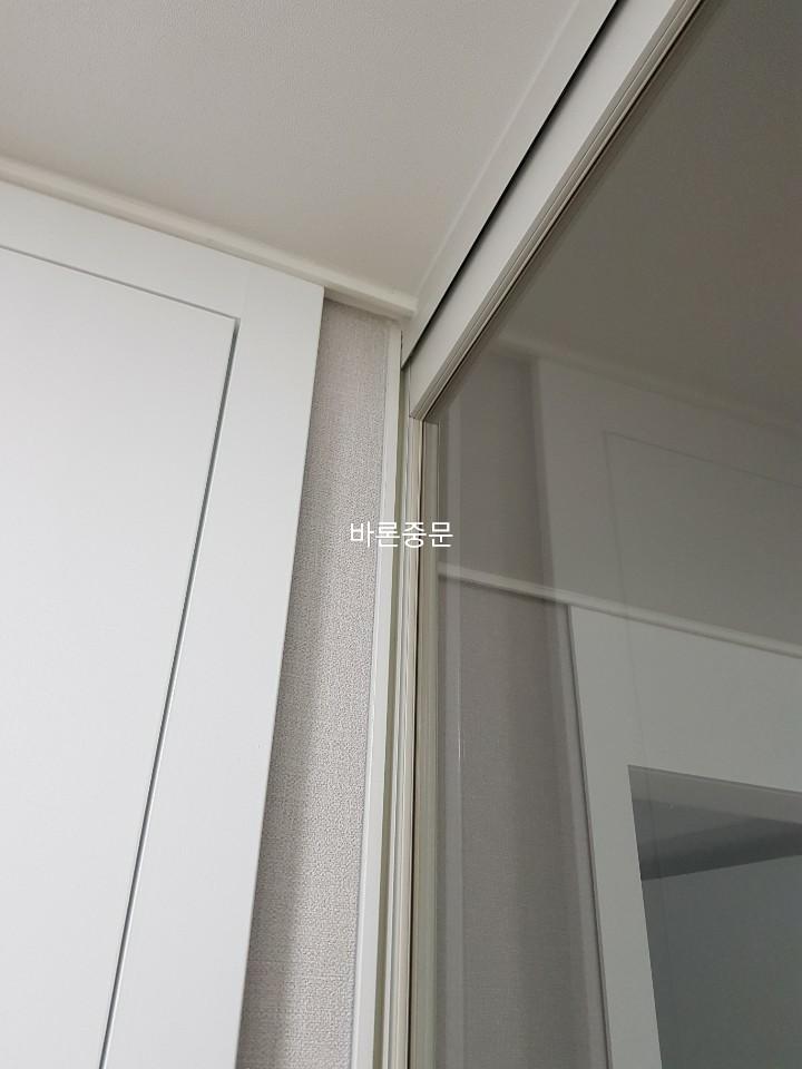슬라이딩 도어 상부 프레임과 문짝의 근접 모습