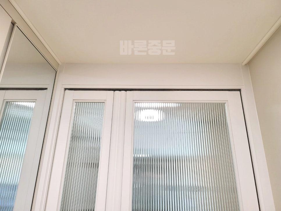 화사한 분위기를 더하는 실내 화이트 창호