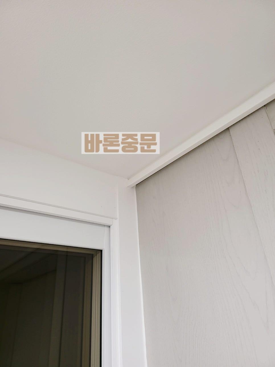 문틀 접합부의 세밀한 실리콘 마감 처리