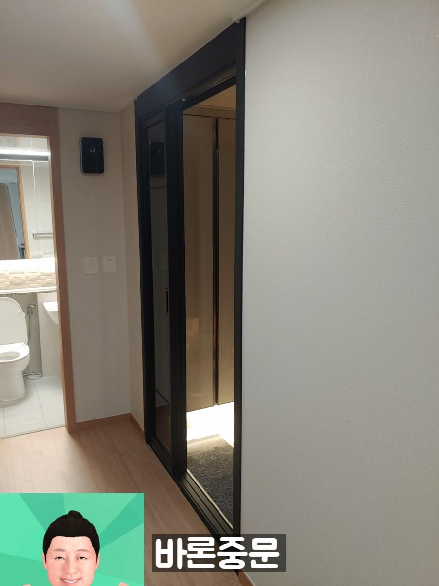 거울과 도기 설비가 보이는 내부 장면