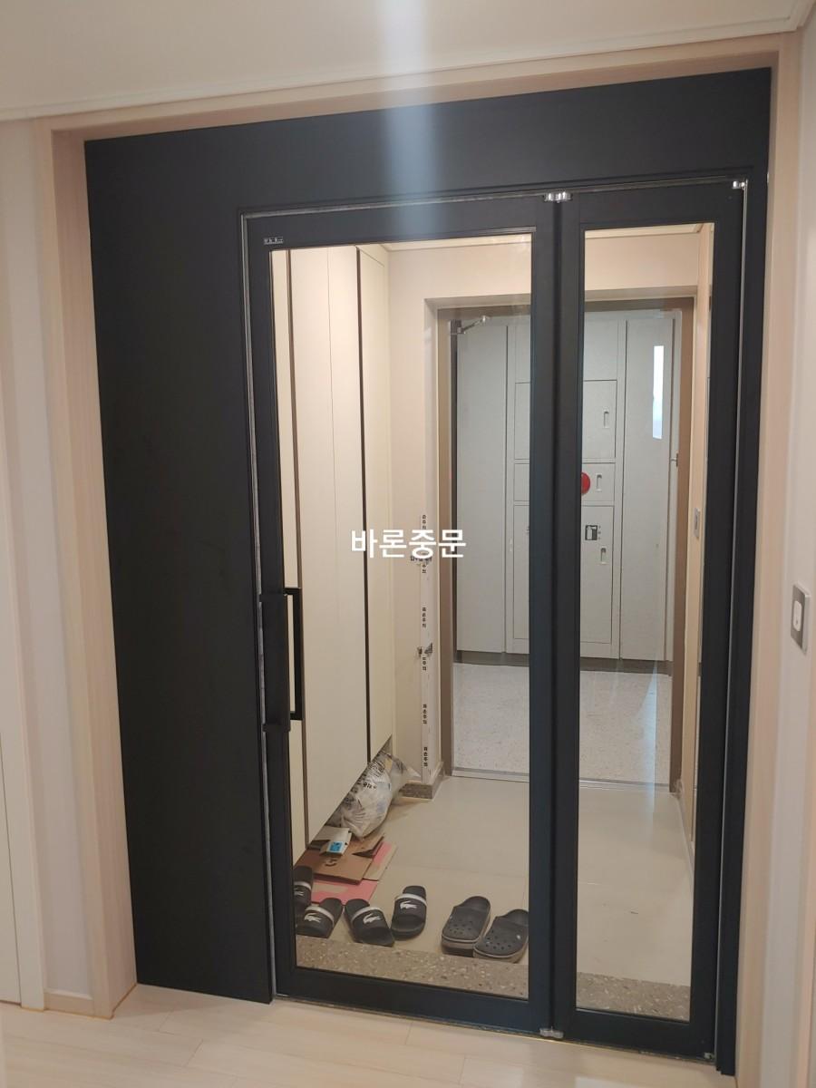 블랙 손잡이가 적용된 슬라이딩 도어의 디테일