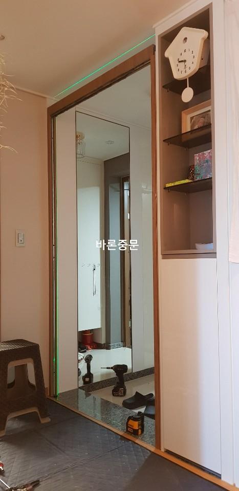 녹색 LED 조명이 설치된 현관 도어 시공 현장