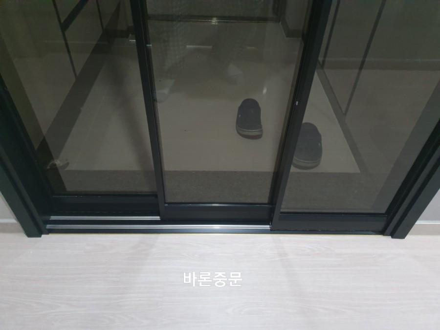 목재 마감 바닥 위 슬라이딩 도어의 모습