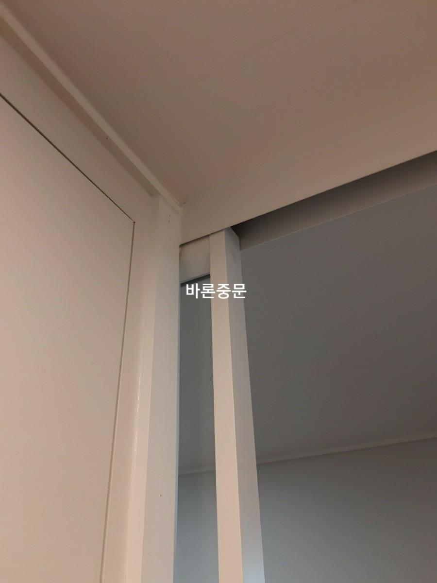 천장과 벽의 접합부를 마감하는 근접 촬영 이미지