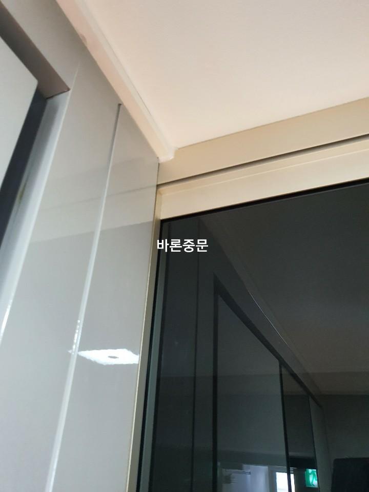 천장과 벽면이 만나는 상단 프레임 근접 모습