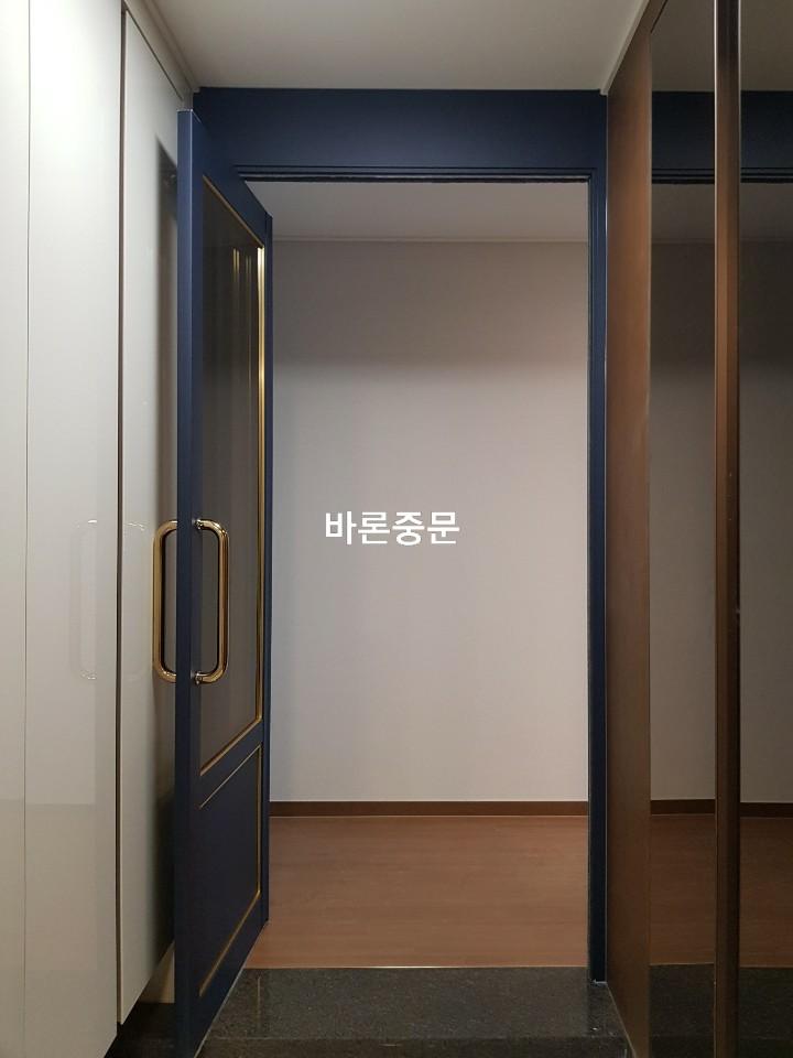 천장 마감선과 도어 프레임의 수평을 맞추는 단계