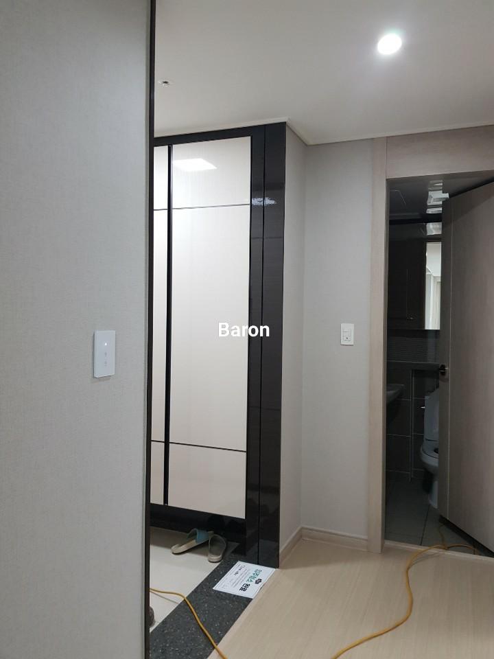 현관 중문 설치를 위해 정돈된 내부 모습