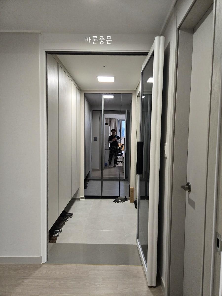 발코니로 이어지는 길목의 정돈된 공사 현장