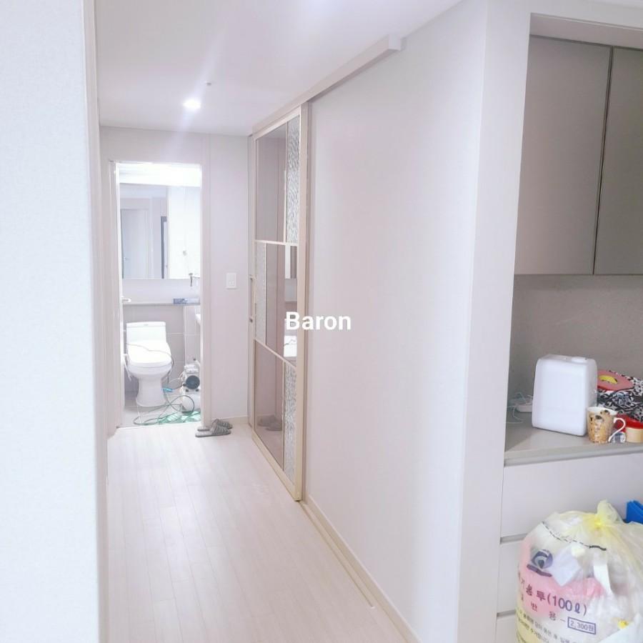 천장 라인과 매립등 주변의 수평을 확인하는 과정