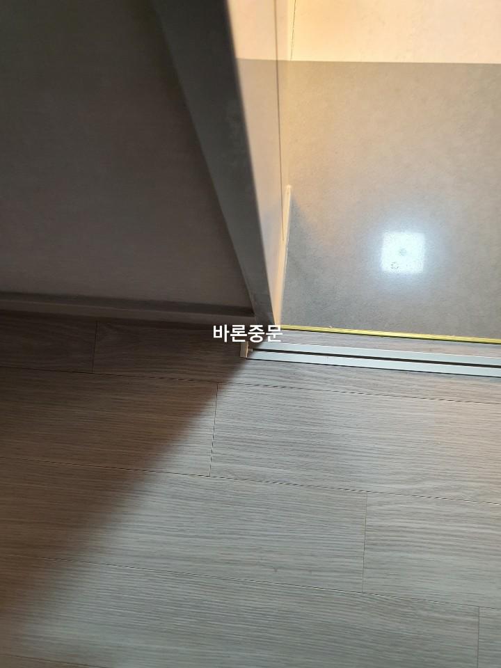 바닥면에 매립된 금속 트랙과 노란색 가이드 라인
