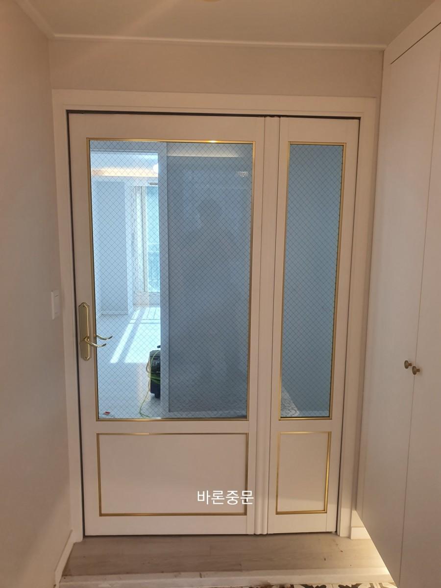 시공 전 정돈 중인 현관 세부 장면