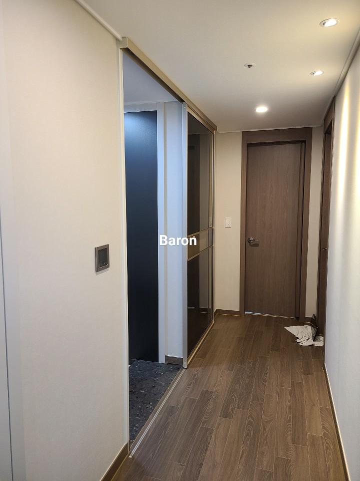 유리 문과 주변 도어의 간격을 조정하는 과정