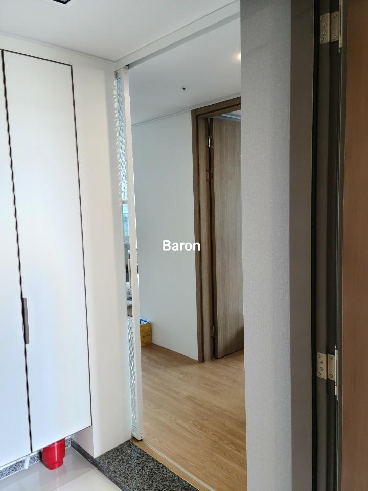 화이트 프레임 문짝의 설치 과정