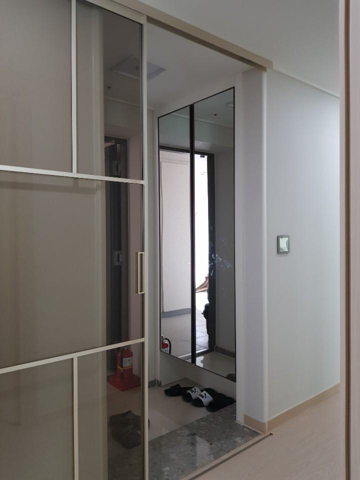 벽면과 밀착된 샴페인골드 프레임의 측면